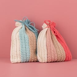 Häkelanleitung Yarn and Colors Ruffle Pouch