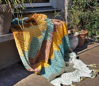Gestricktes Zierkissen Strickpaket mit Zopfmuster