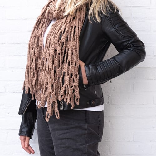 Haakpatroon Yarn and Colors Slouchy Stripes Shawl